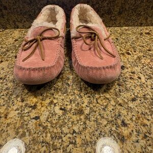 UGG Dakota Indoor Outdoor Moccasins Slippers 9 Soft Pink w Sherpa Inside